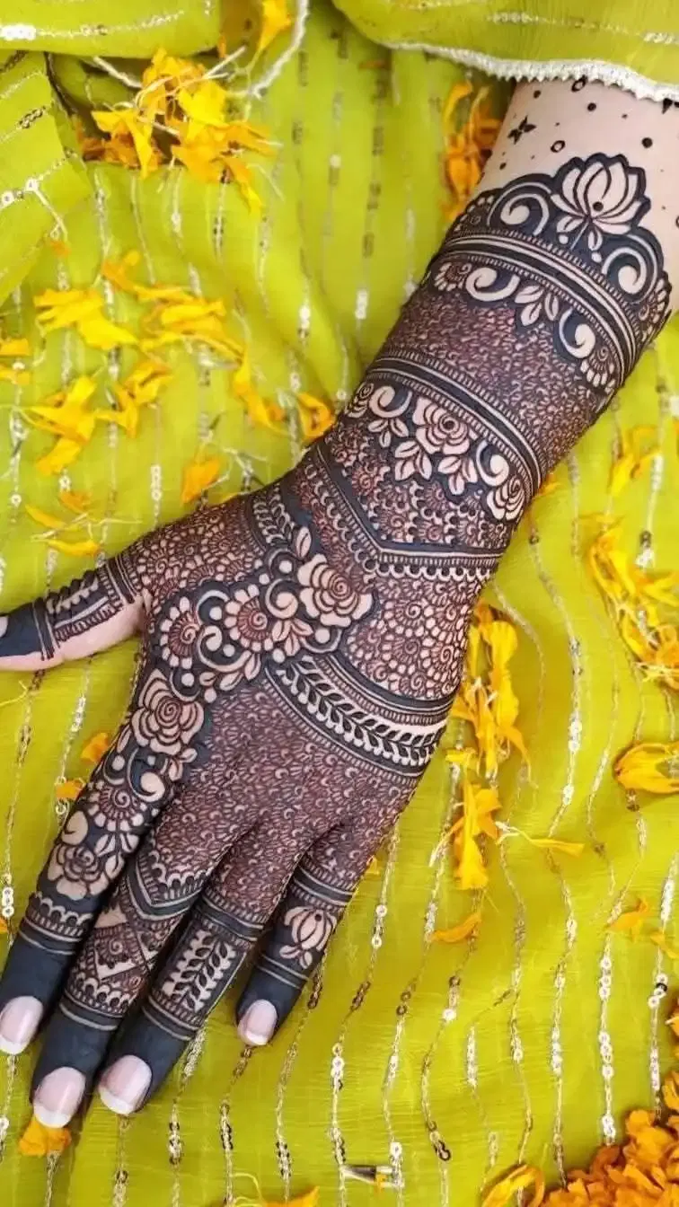 Pakistani mehndi design 4 by Hira Henna Artist